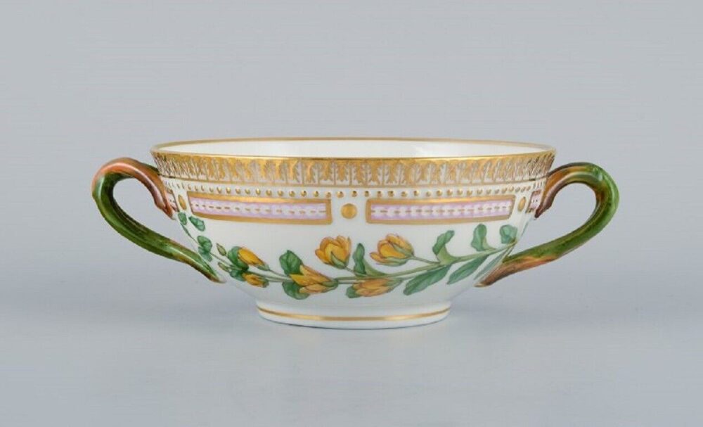 Handbemalte Porzellan-Brühentasse mit Untertasse von Royal Copenhagen Flora Danica