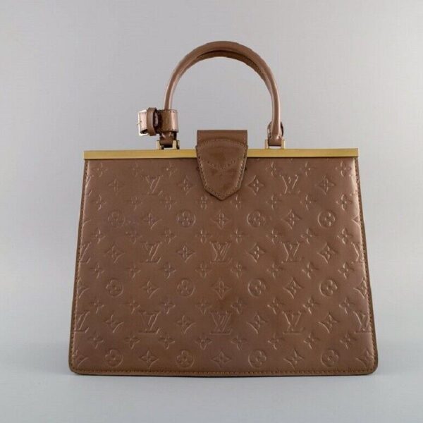 Louis Vuitton. Elegante Schokoladenfarbene Handtasche mit Monogrammdesign. Ca. 2000.-